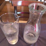 カフェルージュ - お冷はデカンタでセミセルフサービスです