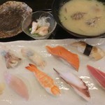 活魚廻転寿し 水天 - ランチ定食：高崎：寿司八貫、小鉢、汁物/あさり汁：983円