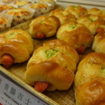 山崎麵包 - ウインナーロールは日本と同じかな？でも、ソーセージは質感がだいぶ違いますね。