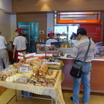 山崎麵包 - 奥は工房。