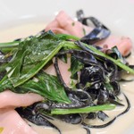 アンティカ オステリア バーチョ - ヤリイカ ホウレン草 クリームソース イカスミを折り込んだタリアテッレ