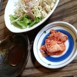 炭火焼肉 丸勢 - サラダ＆キムチ