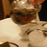 銀座アスター - 黒熟烏龍茶を注いでくれる