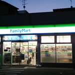 ファミリーマート - 外観写真:夕暮れのファミリーマート