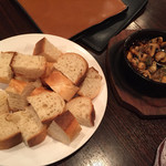 ニニョ トラヴィエソ - バゲットとアヒージョ