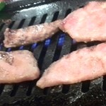 豊後焼肉 まる金 - 塩タン上　焼き風景