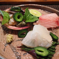 魚菜料理 縄屋 - 造り　メイチ鯛　ひれ長カンパチ　トリガイ