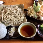 蕎麦遊 いしかわ - 粗挽十割そば大盛り1200円
                                天ぷら盛り合わせ500円