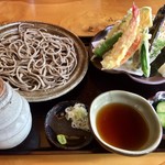 蕎麦遊 いしかわ - 十割田舎そば750円
                                かき揚げ天ぷら350円