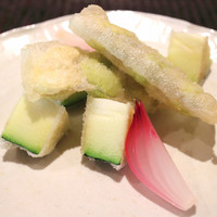 魚菜料理 縄屋 - 前菜②空豆　ズッキーニの天ぷら　赤玉葱酢漬け