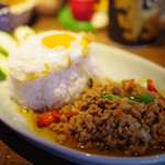タイの食卓 オールドタイランド - ガイ・パット・バイガパオ・ラート・カオ