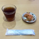 手打ちそば　けん蔵 - お茶とピリ辛の漬物