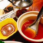 アジアン マルシェ - 別添えの甘酸っぱい杏風のソースにアンチョビソースをかけて再度マジェマジェ～