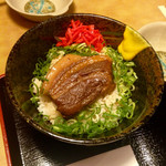 ラーメン工房　はっぴ - ナオキ丼［豚角煮丼］(¥640)
      卵アレルギーの子供さんのために作られたという裏メニューである。蕩けるような舌触りと甘くて旨味たっぷりの豚角煮を堪能できる逸品。これがこの価格とは安過ぎる⁉︎