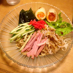 ラーメン工房　はっぴ - 冷麺(¥800)
      並盛を食べるのは実はこれが初めてだったが、並でも量的には十分であることを改めて認識した。それにしても、今年の冷麺は去年より絶対に美味しくなっている。レシピは変わっていないそうだが…。