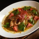 スプーンソング - 【香菜とマスタード・タミルスパイス(1,300円～)】今回の魚はアラカブを丸ごと一匹使っているので、お値段は1,500円です。