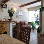 菜 - 店内は明るくて落ち着いた雰囲気ですよ