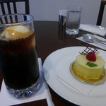 パティスリー ラプラス - コーヒーフロートと、ピスターチ