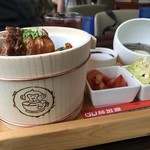木茶房 - 東坡肉木桶飯、390元。