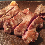 鉄板焼 南々西 - USブランドアンガス牛のサーロインステーキはミディアムレアで。
