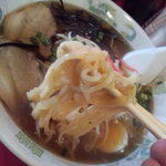 天龍飯店 - これが手打ち麺！中細～中太麺と太さはばらつきがあり、ﾁｮｲ縮れ麺