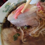 天龍飯店 - ﾁｬｰｼｭｰは豚ﾊﾞﾗ肉で、硬めの歯応えと素直な肉味。紅ｼｮｳｶﾞﾃﾞﾌｫ乗せ！