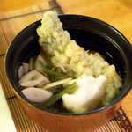 峩々温泉 - 白石うーめん・かぼちゃの葉の天ぷらを添えて。山芋とろろが、いい仕事してます