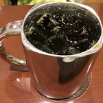 エビアン - Mちゃんが頼んだ「アイスコーヒー」はレトロなステンレス製のカップで…