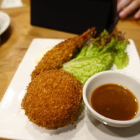 ブルーキッチン 堺筋本町店 - 頭付きエビフライ＆特製カニクリームコロッケ