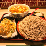 味奈登庵 - ベツモリビンボー！  
      カレー南蛮そば、大盛り、別盛り！  
      もちろん揚げ物は欠かせない。
      かき揚げ天ぷら♡