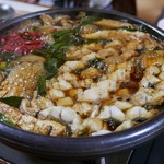 湖国料理　やまじん - 色が変わるまで煮込みます