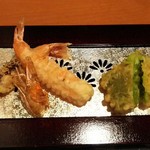 日本料理・天ぷら なにわ橘 - 【天ぷら】「海老2本」と「うすい豆もち粉揚」 (2017.5月)