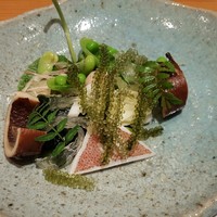 鮨 おさむ - イカ、ユリ根、枝豆、空豆、茗荷、ワカメ、海ぶどう、クラゲの盛り合わせ