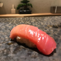 鮨 青海 - 大間産中とろ握り（赤酢のシャリ）