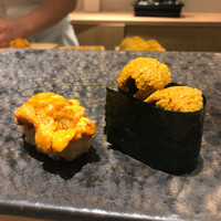 鮨 青海 - ウニ食べ比べ（右ムラサキウニ・左バフンウニ）