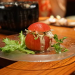 とっぴんぱらりのぷ - まるごとトマトのズワイガニ詰めサラダ