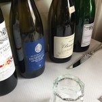 レストラン シェ シノ - グラスワインのラインナップ。奥から、ドイツ、ブルゴーニュ、ローヌ、ボルドー