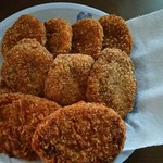 そまもと精肉店 - 奥から自家製コロッケ75円ミンチカツ140円和牛コロッケ140円