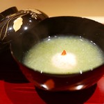 銀座 しのはら - 煮物碗　噴火湾の毛蟹真丈とオクラのすり流し