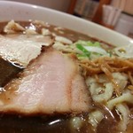 麺や 七彩 - チャーシュー二種、細切りメンマ。