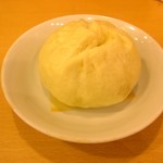 551蓬莱 「飲茶CAFE」伊丹空港店（南ターミナル） - 定番の豚まん１７０円