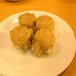 551蓬莱 「飲茶CAFE」伊丹空港店（南ターミナル） - 定番の焼売２個入り１７０円