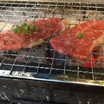 大阪焼肉 炭照 - カルビ焼き焼き。