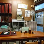 巴屋 - 左上、出前のお盆。老舗です。