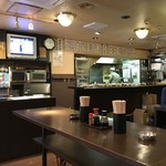 なごみ - 立ち飲みエリアから会計、惣菜カウンターを写す