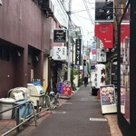 路地にたたずむ