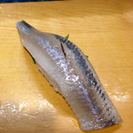 福ちゃん寿し - 鰯
                                生と〆を選べるが、僕は生を選択。脂が乗ってトロッとした食感だがしつこさは一切無く美味。酢で〆てはいないが強めの塩がしてあるのは好みが分かれるところだと思う。