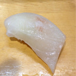 福ちゃん寿し - シマアジ(腹)
      腹ではあるが、比較的あっさりしていた。シマアジは僕の大好物。この品の良い旨味がたまらない。