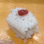 福ちゃん寿し - 鱧 梅たたき
      これも夏の味。シャリを他より小さめにして、鱧の淡白な味とバランスを取っている。鱧と梅肉はやはり合う！