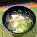 福ちゃん寿し - 鱧と豆腐、しめじのお吸い物
      薄い塩味の中に淡白だが旨味のある鱧が良いバランス。豆腐やしめじもあっさりしていて鱧の味を邪魔しない。